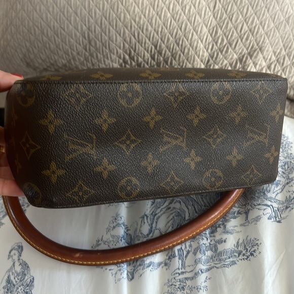 Authentic Louis Vuitton Monogram Looping MM Shoulder Bag. - Picture 6 of 14